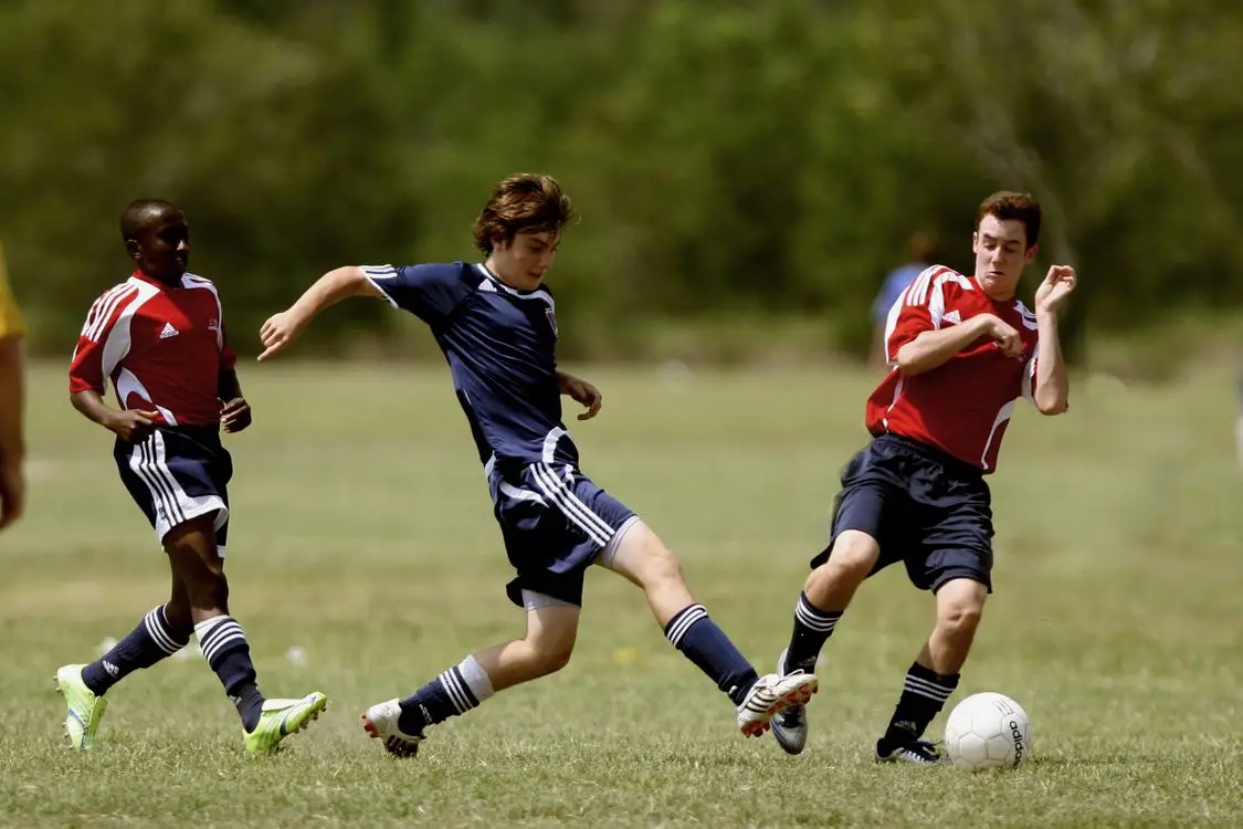 Como adaptar o futebol para turmas mistas na aula de Educação Física