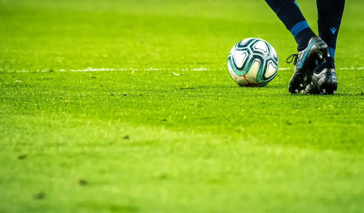 A história do futebol: da Inglaterra às favelas brasileiras (e o que isso tem a ver com sua aula)