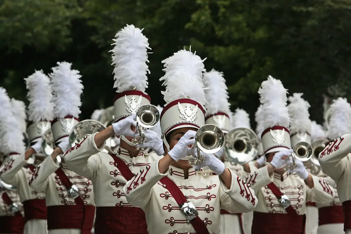 Ordem unida e ginástica no desfile de 7 de Setembro: o que tem base pedagógica e o que é só decoreba de marcha